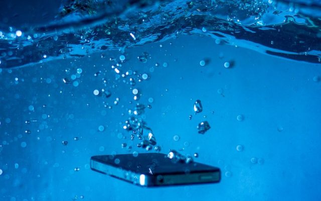 Ką daryti, jei telefonas įkrito į vandenį?