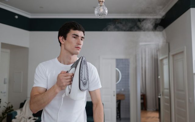Kaip išvalyti lygintuvą saugiai: padas, kalkės ir angos
